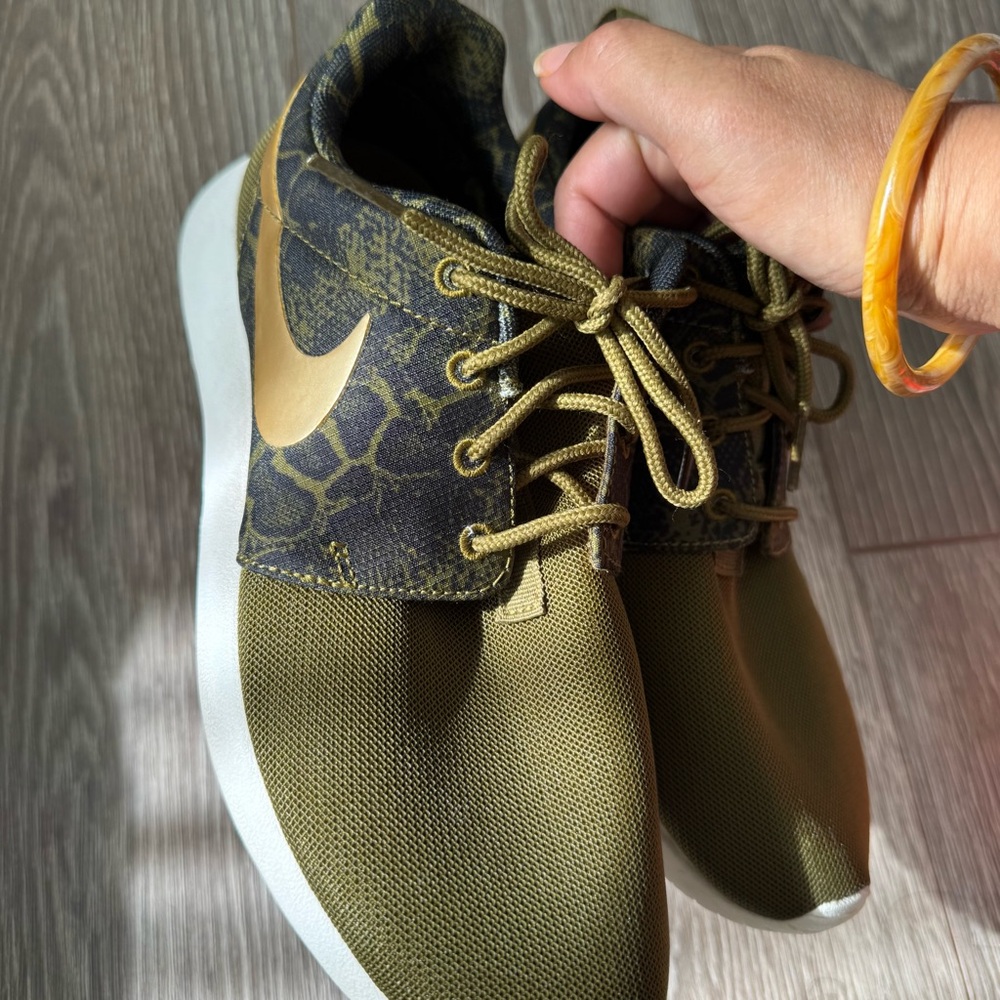 Nike Roshe olive green gold printed Sneakers - Picture 8 of 14